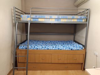 Cama alta tipo loft de metal con escalera,