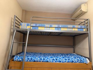 Cama alta tipo loft de metal con escalera,