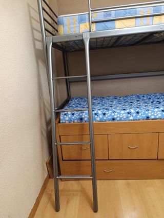 Cama alta tipo loft de metal con escalera,