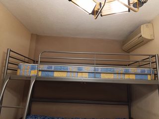 Cama alta tipo loft de metal con escalera,