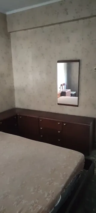 Armario grande y cama con mesitas