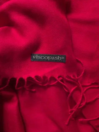 Bufanda suave roja con flecos