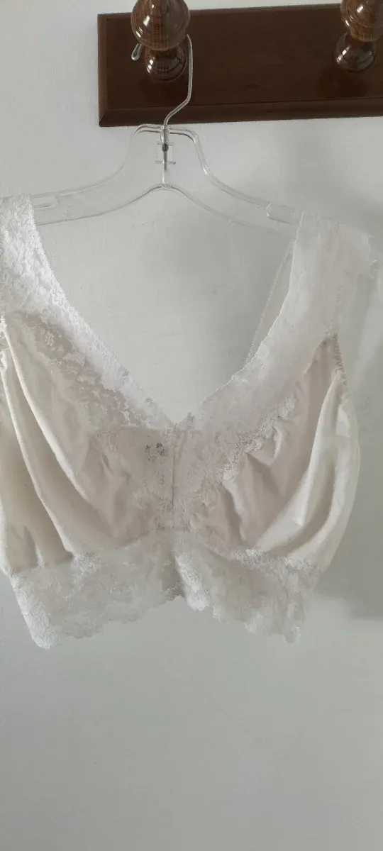 Top bianco e body champagne in pizzo