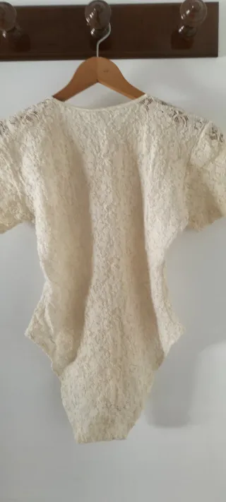 Top Blanco y Body Champán Encaje