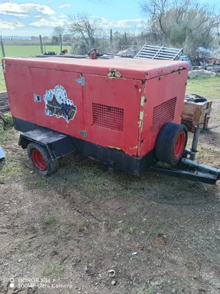Generador Eléctrico Rojo con Ruedas