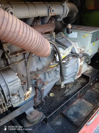 Generador Eléctrico Rojo con Ruedas