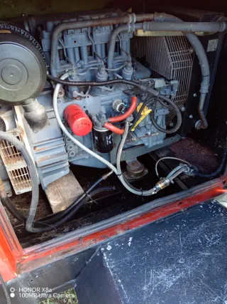 Generador Eléctrico Rojo con Ruedas