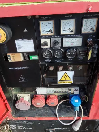 Generador Eléctrico Rojo con Ruedas