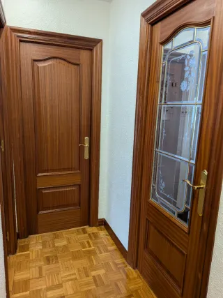 Puertas de madera de interior tres, dos de cristal