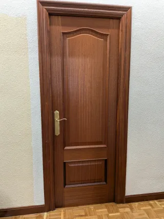 Puertas de madera de interior tres, dos de cristal