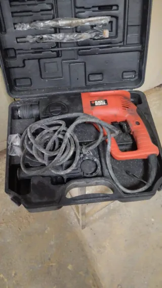 Taladro percutor Black & Decker S00W.