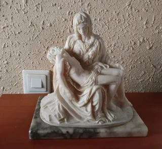 Figura La Piedad de Mármol
