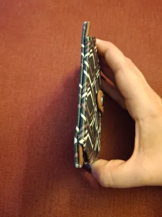 Tarjetero con estampado geométrico