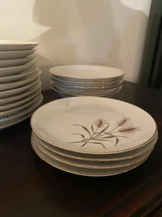 Platos de porcelana con espigas doradas