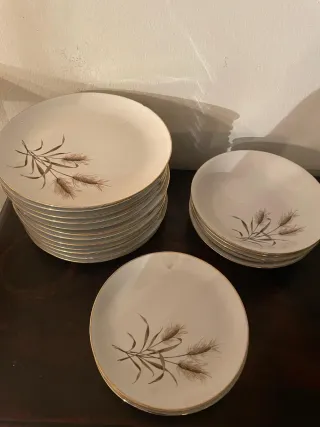 Platos de porcelana con espigas doradas