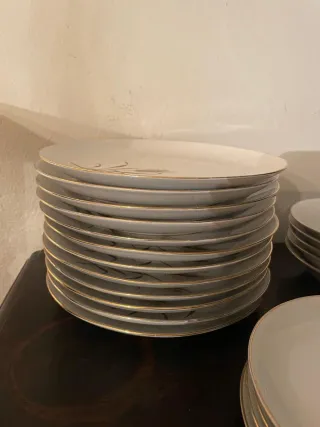 Platos de porcelana con espigas doradas