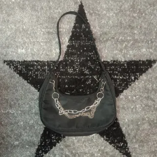 Bolso negro con cadenas