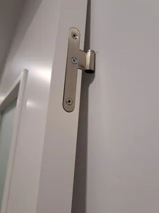 Puerta blanca con cristal opaco y marco