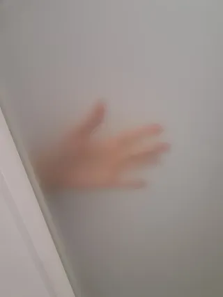 Puerta blanca con cristal opaco y marco