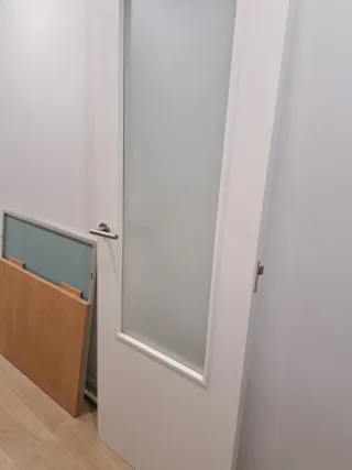 Puerta blanca con cristal opaco y marco