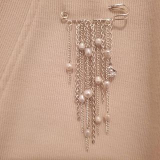 Broche de plata con cadenas y perlas