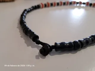 Gargantilla artesanal cuentas negras, rojas y blan