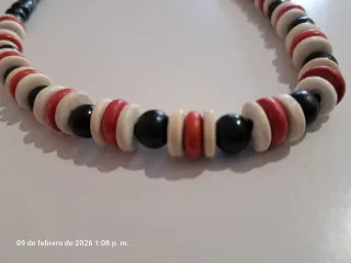 Gargantilla artesanal cuentas negras, rojas y blan