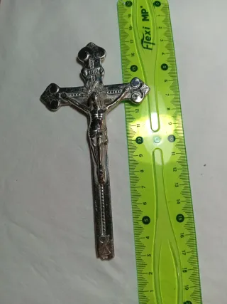 Cruz de acero inoxidable con Cristo