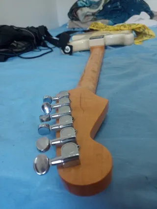 Guitarra Strato WS Vintage Modificada + Ampli Híbr