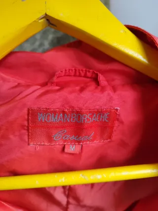 Cortavientos rojo con capucha