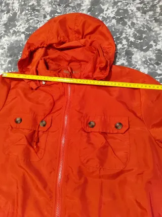 Cortavientos rojo con capucha