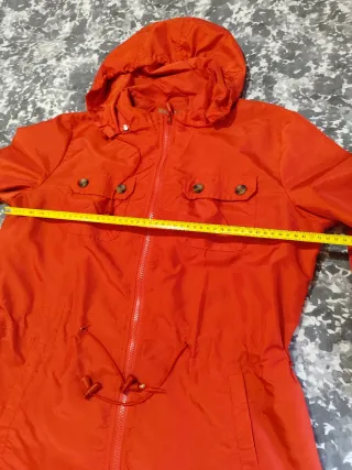 Cortavientos rojo con capucha