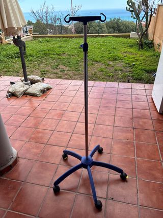 Pie de suero con ruedas