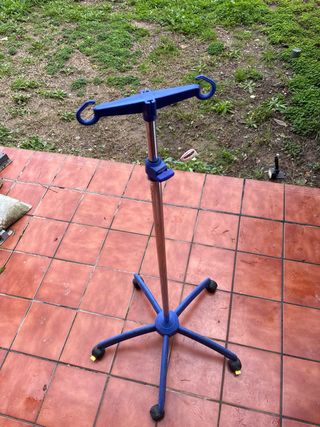 Pie de suero con ruedas