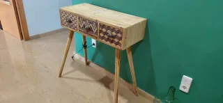 Mueble de entrada de madera con cajones
