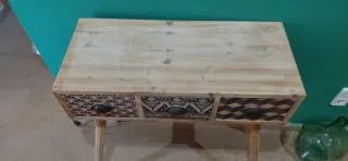 Mueble de entrada de madera con cajones