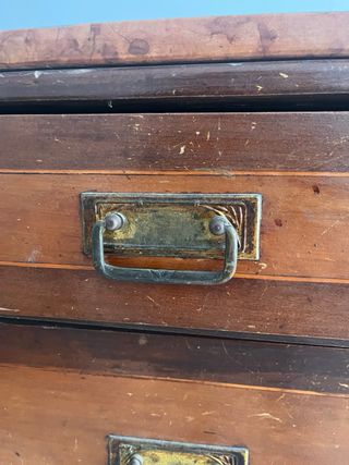 Cajonera de madera con 5 cajones y sobre de marmol