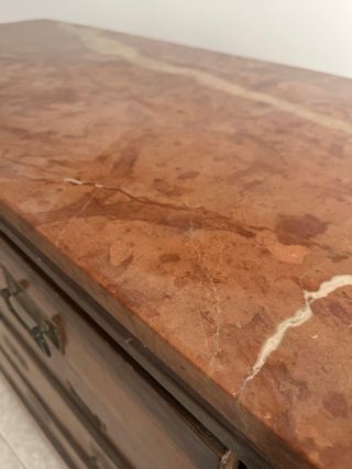 Cajonera de madera con 5 cajones y sobre de marmol