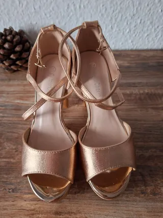 Sandalias metalizadas bronce tacón y plataforma