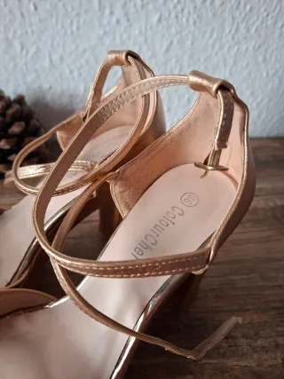 Sandalias metalizadas bronce tacón y plataforma