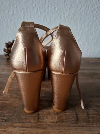 Sandalias metalizadas bronce tacón y plataforma