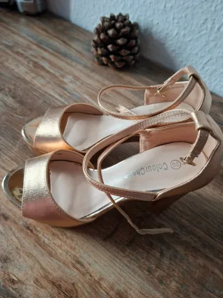 Sandalias metalizadas bronce tacón y plataforma