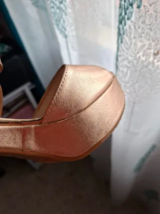 Sandalias metalizadas bronce tacón y plataforma