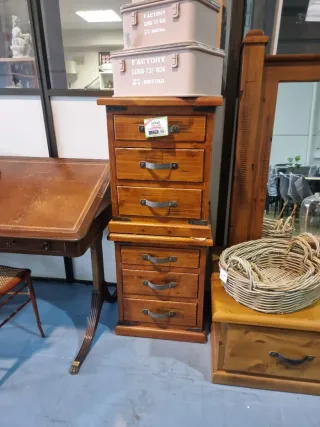 Mesita de noche de madera vietnamita