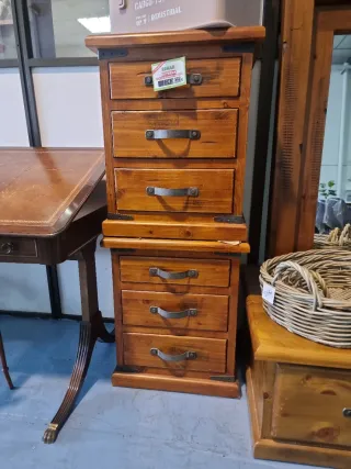 Mesita de noche de madera vietnamita