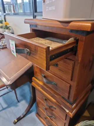 Mesita de noche de madera vietnamita