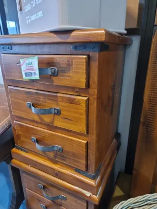 Mesita de noche de madera vietnamita