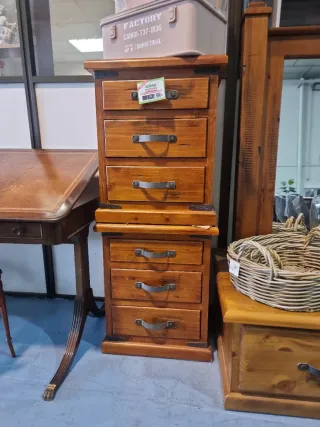 Mesita de noche de madera vietnamita