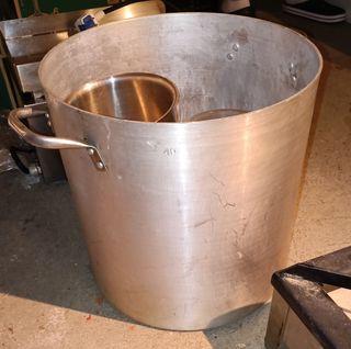 Olla industrial grande de aluminio