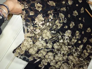 Vestido negro con flores beige 56 de ancho